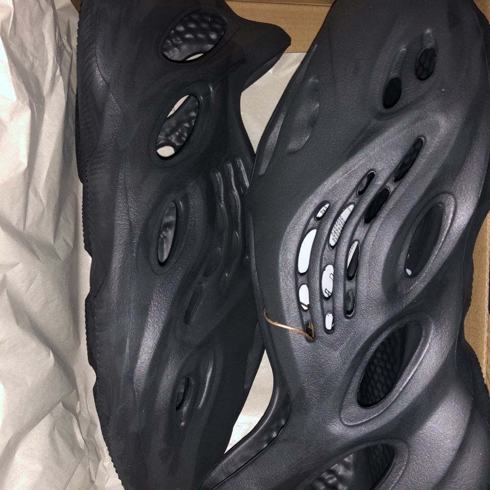(NEW) AUTHENTIC YEEZY FOAM RNNR ONYX SIZE 10